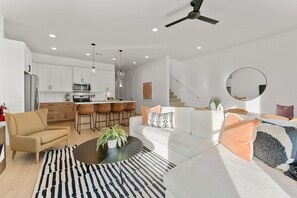 Stadtwohnung, 4 Schlafzimmer | Wohnbereich | Smart-TV