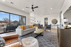Condo, 3 habitaciones | Área de sala de estar | Smart TV 