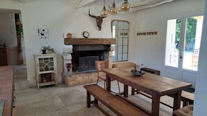 Ein rustikales Interieur mit Kamin, Holzmöbeln und einer Stierkopf-Dekoration.