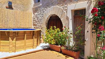 Banyera d'hidromassatge a l'aire lliure