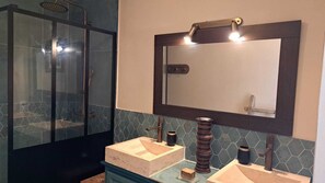 Dusche, Haartrockner, Handtücher, Toilettenpapier