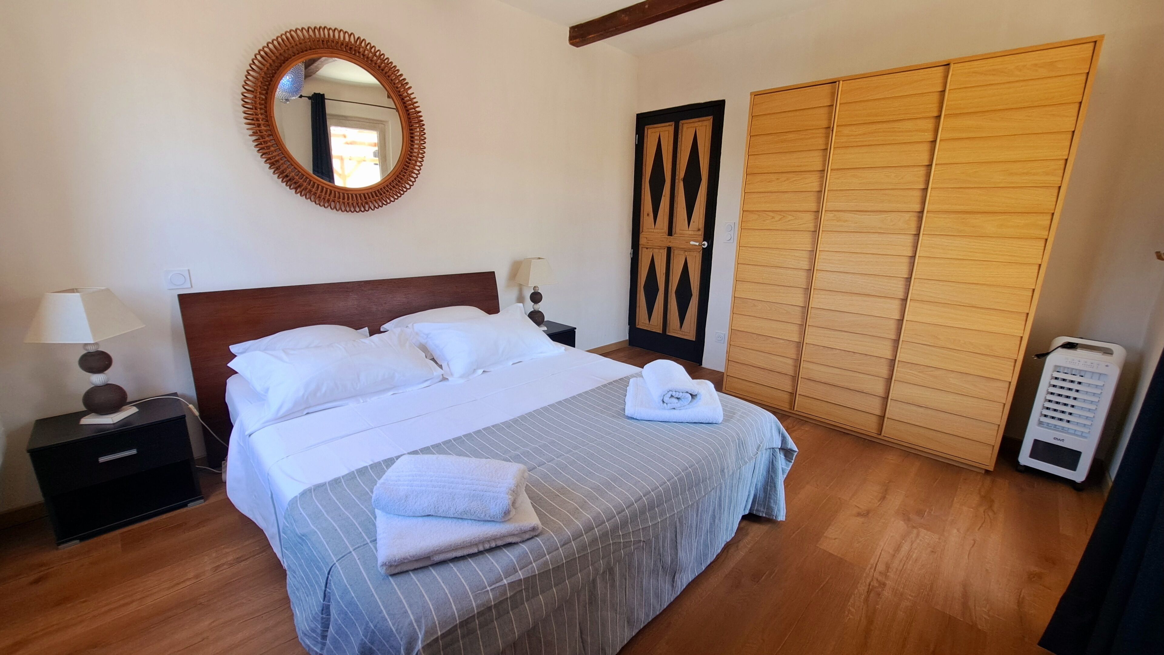 3 chambres, fer et planche à repasser, Wi-Fi gratuit, draps fournis