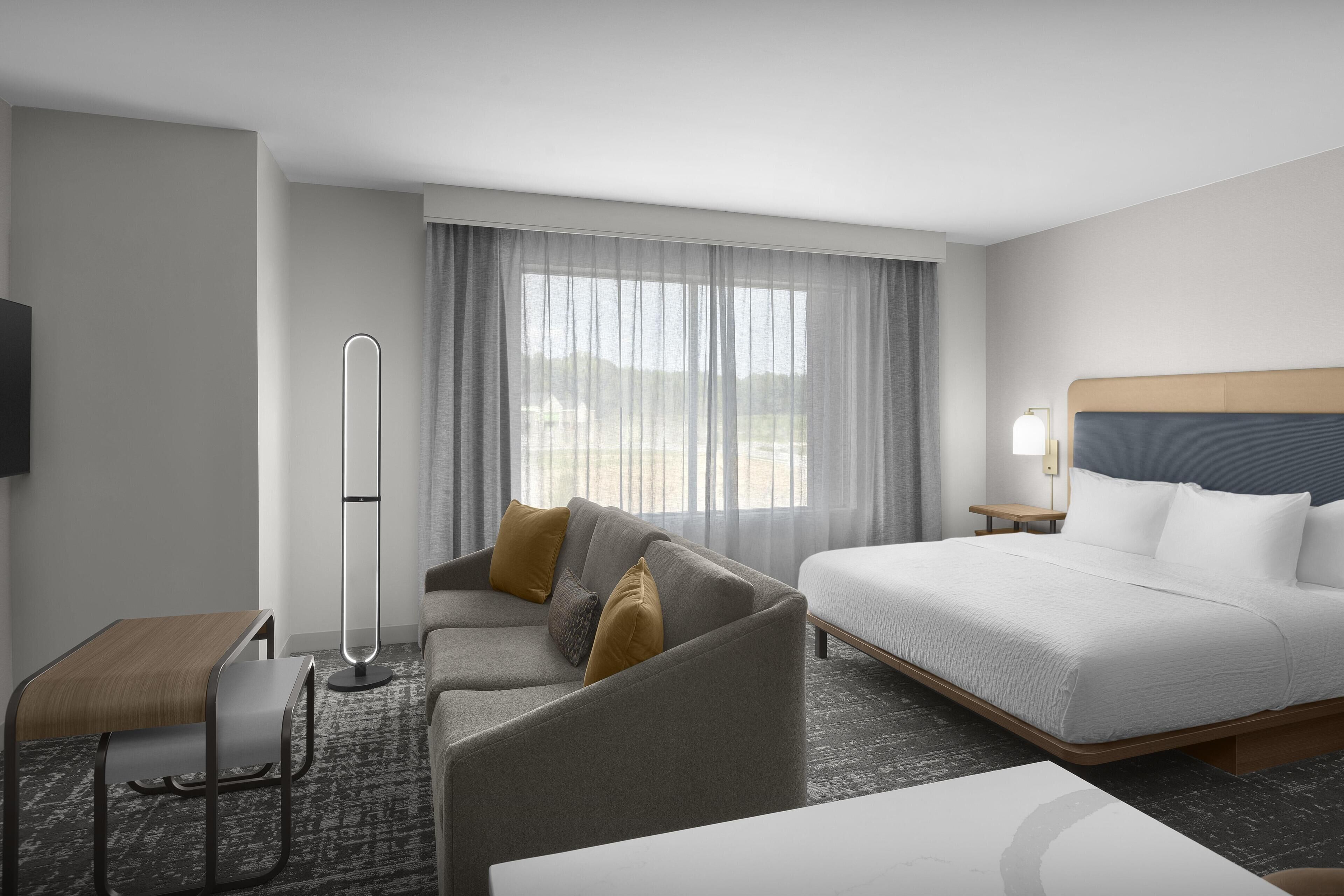 Studio Suite, 1 King Bed, Accessible, Bathtub | Living area