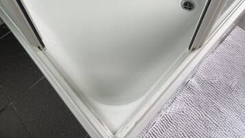 Douche, sĂšche-cheveux, serviettes fournies, savon