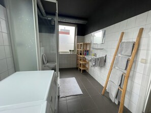 Suihku, hiustenkuivaaja, pyyhkeet, saippua