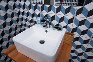 Shower, hair dryer, towels, soap - Athens Luxury suites 30m2 (Athina)