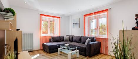 Een smart-tv en tafelvoetbal