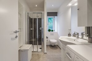 Shower, hair dryer, towels, soap - Apartment Viktoria with private garden to celebrate with family and friends (Kastelbell-Tschars)