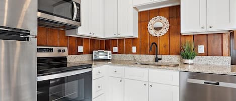 Frigorífico, microondas, placa de cocina y lavavajillas
