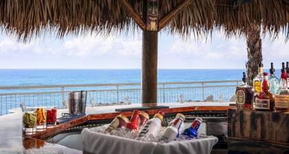 Cozy Condo with Direct access to our Beautiful Beach, Tiki Bar and Heated Pools!