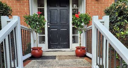 Lovely, Spacious & Sunny: Sleeps 6 - Near Duke, UNC & Downtown Durham w/ Nature!