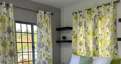 Charming 2-bedroom apartment with WiFi, AC and incredible views in Maraval