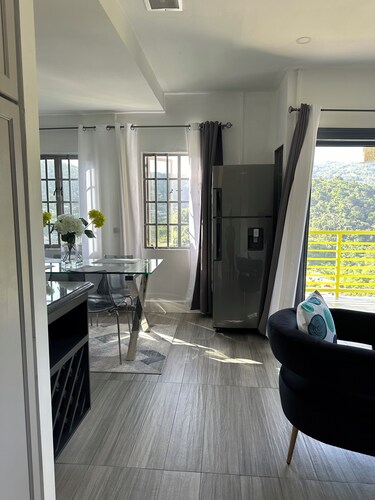 Charming 2-bedroom apartment with WiFi, AC and incredible views in Maraval