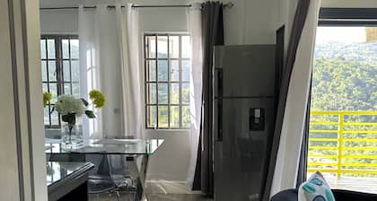 Charming 2-bedroom apartment with WiFi, AC and incredible views in Maraval