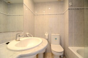 Apartment | Bathroom - Apartment in Estartit With Sea Views & Pool (Torroella de Montgrí)