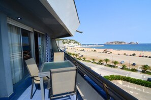 Apartment | Exterior - Apartment in Estartit With Sea Views & Pool (Torroella de Montgrí)