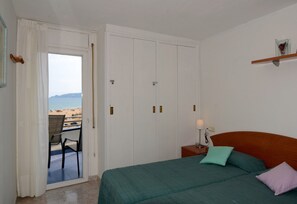 Apartment | 2 bedrooms, individually furnished, iron/ironing board - Apartment in Estartit With Sea Views & Pool (Torroella de Montgrí)