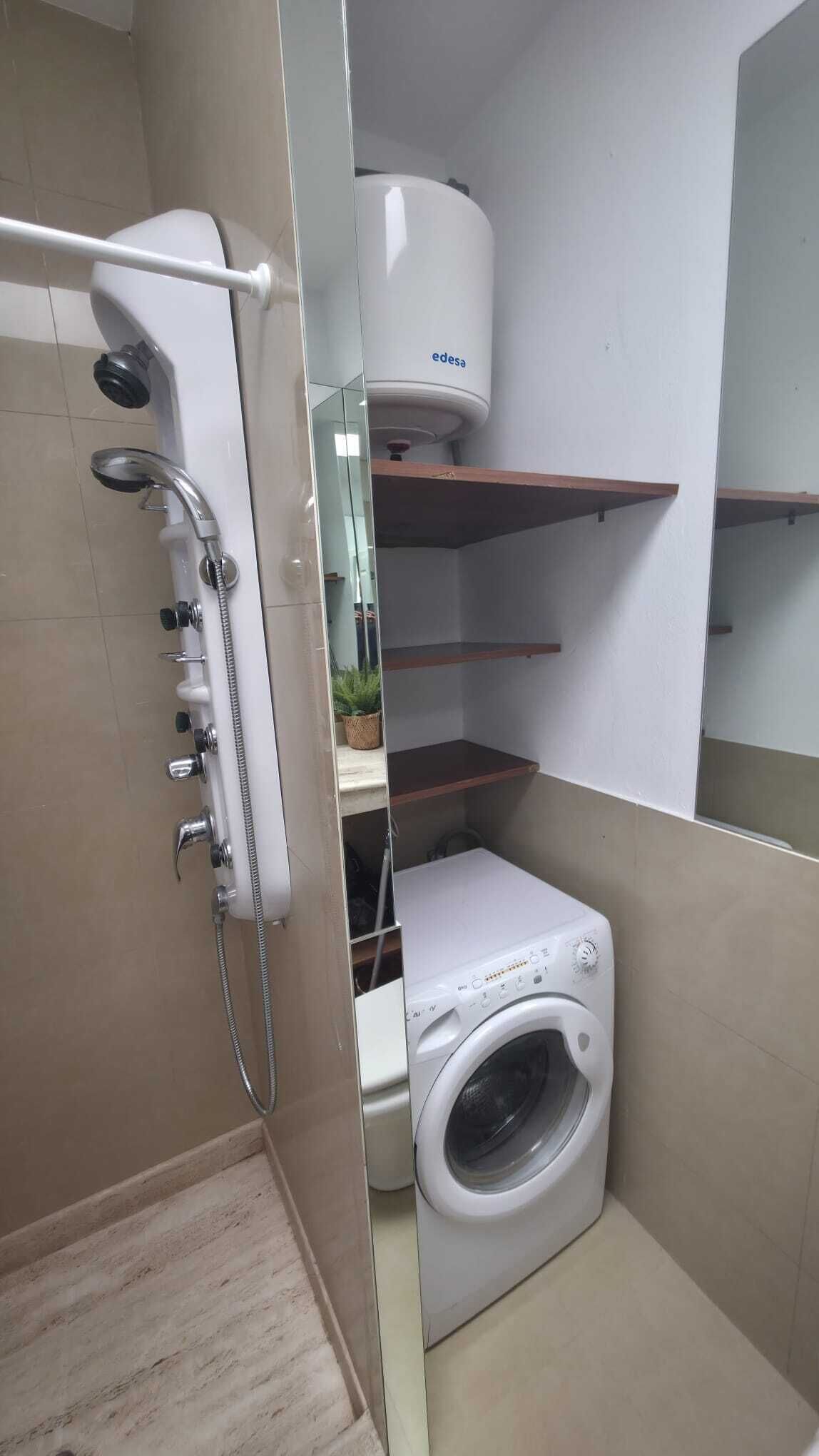 Un bagno piccolo ma funzionale, con doccia, lavatrice e WC.