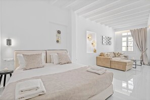 In-room safe, soundproofing, iron/ironing board, free WiFi - Heart of Mykonos Suites (Mykonos)