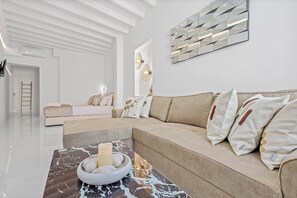 Basic Studio- Helios | Living area