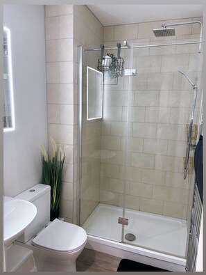 Douche, serviettes fournies, papier toilette