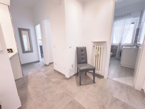 Dusche, umweltfreundliche Kosmetikartikel, Haartrockner, Bidet