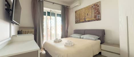 2 Schlafzimmer, Schreibtisch, Bügeleisen/Bügelbrett, Reisekinderbett