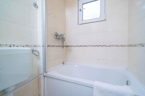 SĂšche-cheveux, serviettes fournies, savon, papier toilette
