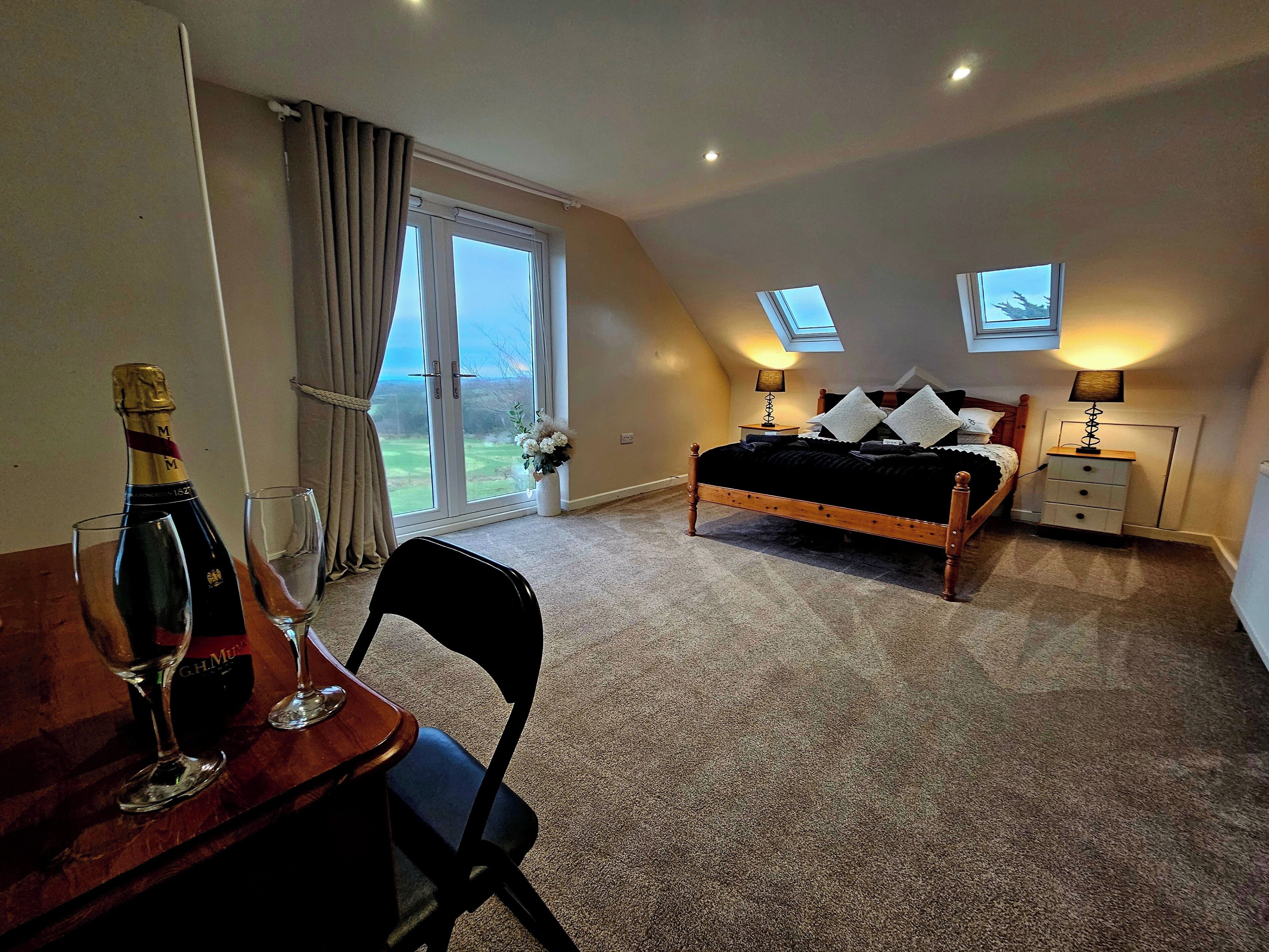 House | 5 bedrooms, iron/ironing board, free WiFi, bed sheets