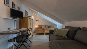 Junior-Studio | Wohnbereich | 35-Zoll-Fernseher mit Digitalempfang