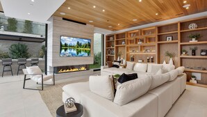 บ้านพักลักซ์ชัวรี่, หลายเตียง, ใช้สระว่ายน้ำได้, วิวภูเขา (Hutton Modern) | บริเวณนั่งเล่น | ทีวีจอแบน 85 นิ้ว พร้อมช่องดิจิตอล, เตาผิง