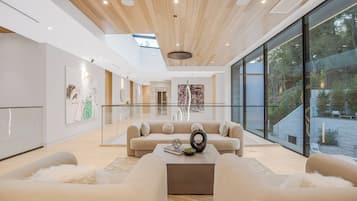 Luxury House, Multiple Beds, Pool Access, Mountain View (Hutton Modern) | Lobby
