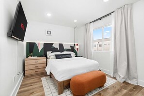 1 bedroom, desk, WiFi, bed sheets - Modern, Convenient & Cozy - Your “Peak” Getaway! (Dallas)