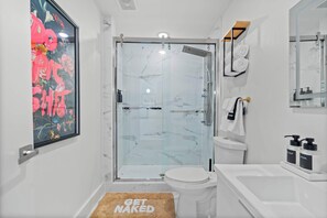 Shower, towels - Modern, Convenient & Cozy - Your “Peak” Getaway! (Dallas)