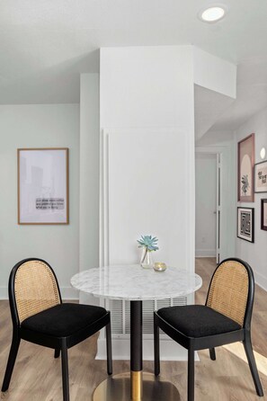 Dining - Modern, Convenient & Cozy - Your “Peak” Getaway! (Dallas)