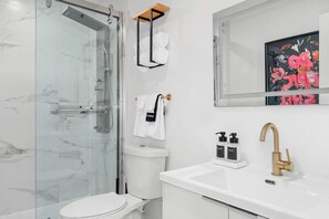Shower, towels - Modern, Convenient & Cozy - Your “Peak” Getaway! (Dallas)