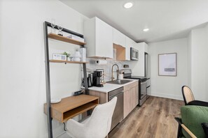 Fridge, microwave, oven, stovetop - Modern, Convenient & Cozy - Your “Peak” Getaway! (Dallas)