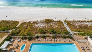 Un complexe hôtelier doté d’une piscine, d’une plage et d’un espace de détente.