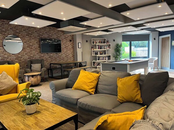 Lobby sitting area - Students Only Chic Studio Accommodation in Durham (Durham)