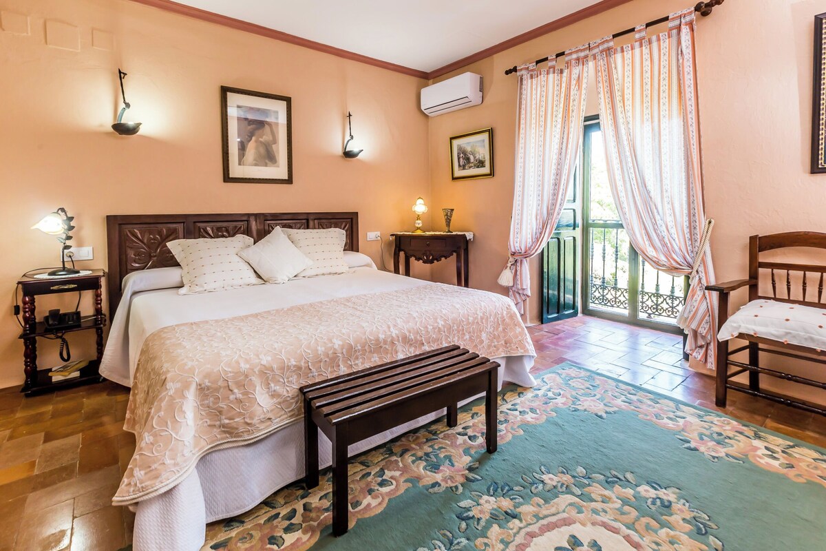 Double Room, Lake View | Minibar, in-room safe, free WiFi, bed sheets
