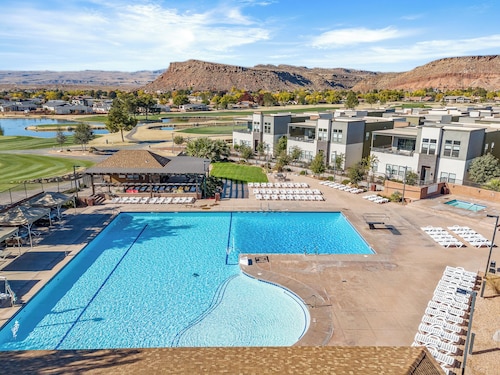 Villa #11 Adventure Retreat at Bloomington Country Club: Pool, Golf, Restaurant