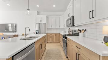 Een koelkast, een microgolfoven, een oven, een kookplaat