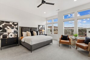 4 habitaciones, escritorio y tabla de planchar con plancha