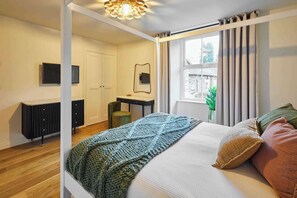 4 bedrooms, desk, iron/ironing board, travel crib