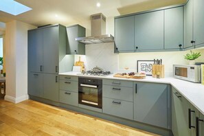 Frigorífico, microondas, horno y placa de cocina