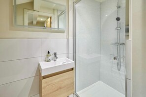 Shower, hair dryer, towels - Host & Stay | Hovera Cottage (Windermere)