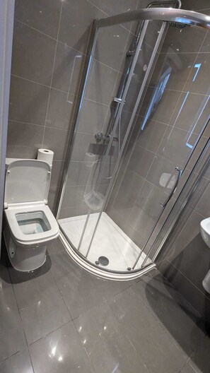Shower, towels, toilet paper - West Street A (Bromley)