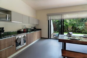 Fridge, microwave, oven, stovetop - Villa in Tulum with Private Pool and Jacuzzi (Tulum)