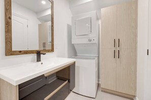 Shower, hair dryer, towels, soap - Cute Modern Apartment - Incredible location (Montréal)