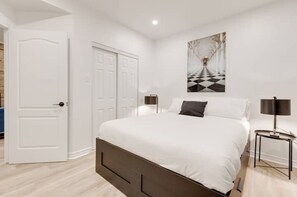 1 bedroom, iron/ironing board, WiFi, bed sheets - Cute Modern Apartment - Incredible location (Montréal)
